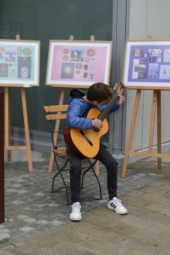 Ipavčeva 26-27-mladi kitarist Jure Krajšek